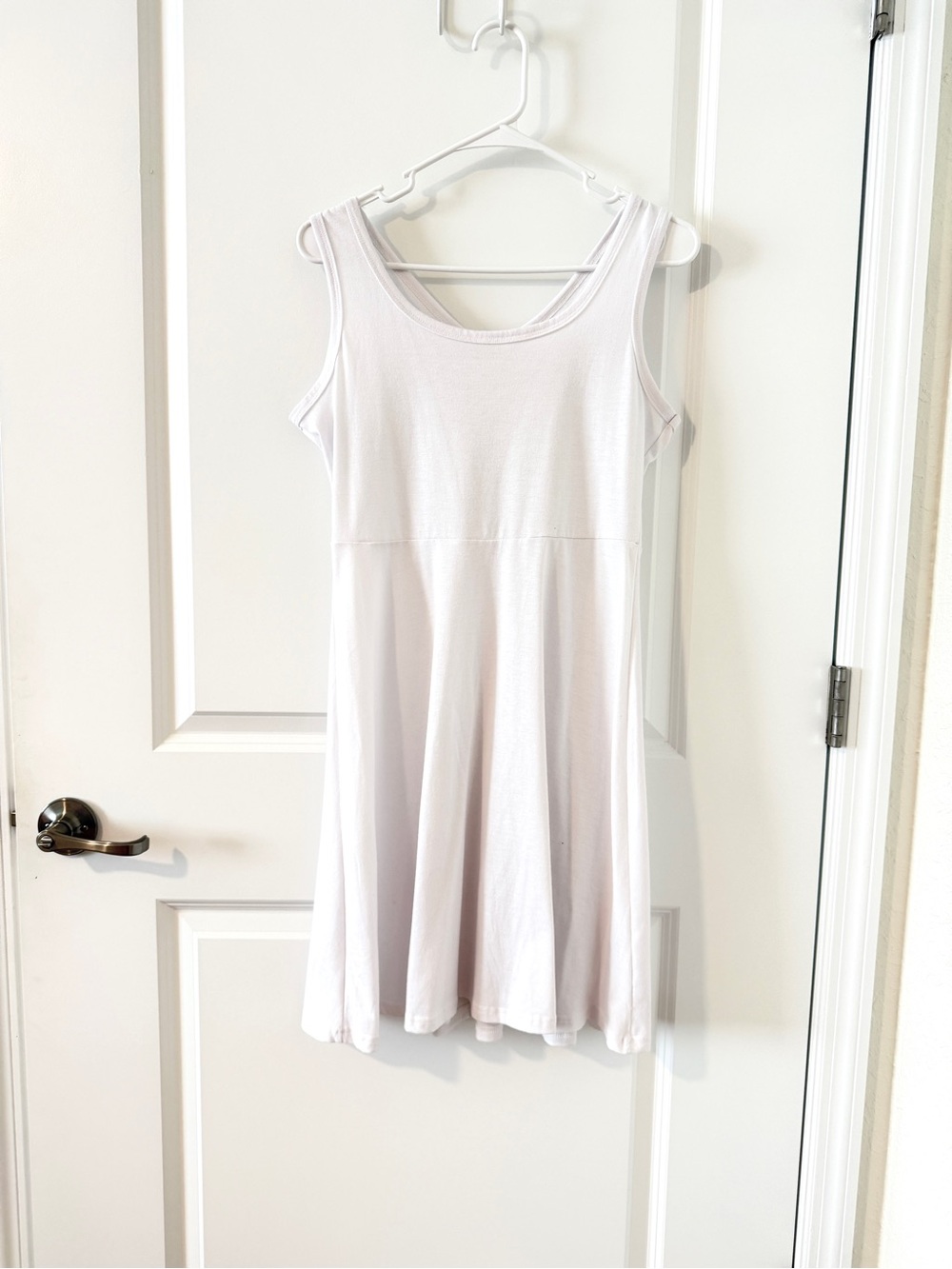 Sleeveless Scoop Neck Swing Dress in white